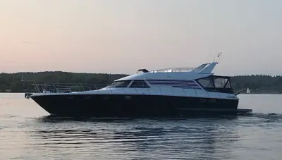 motorjacht zijaanzicht op water