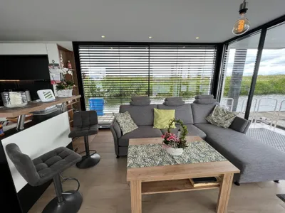 woonboot interieur met bank en grote ramen