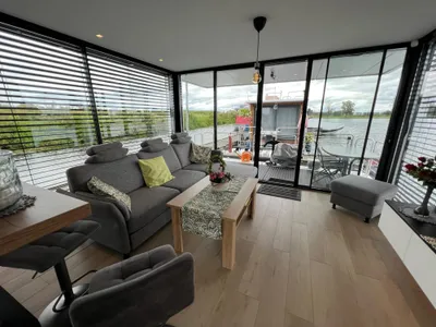 Woonkamer van woonschip met waterzicht