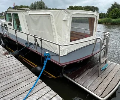 jacht aangemeerd met kuiptent