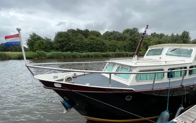 motorjacht aangemeerd bij steiger