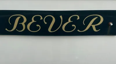 close-up van naamplaat op scheepsromp