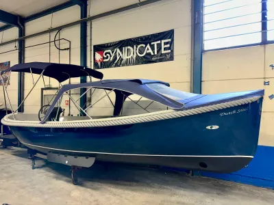 sloep in binnenopslag met kap