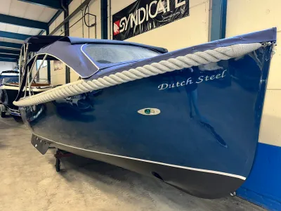 blauwe sloep in binnenloods