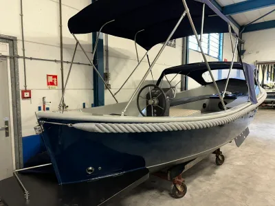 sloep in opslagloods met kap