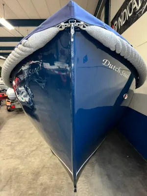 voorkant van blauwe sloep in opslag