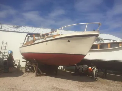 motorsailer op helling bij loods