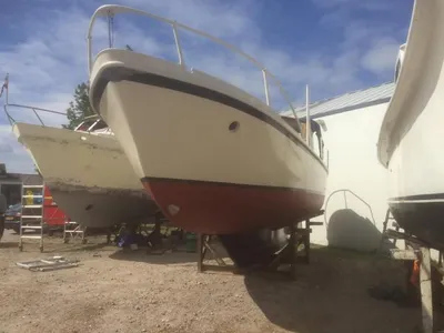 motorsailer op de wal bij werf