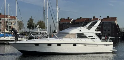 wit motorjacht in jachthaven