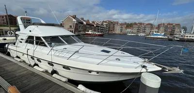 wit jacht afgemeerd in haven