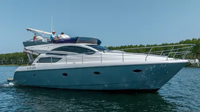 wit motorjacht op open water