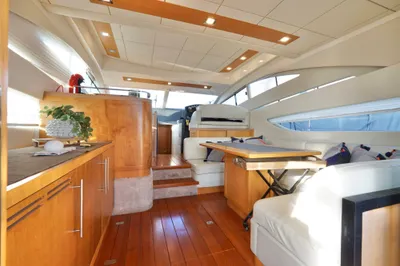 saloninterieur met zithoek en eettafel