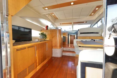 saloninterieur met zithoek en eettafel