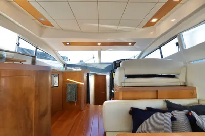 saloninterieur met houten afwerking