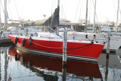 rood zeiljacht aangemeerd in haven