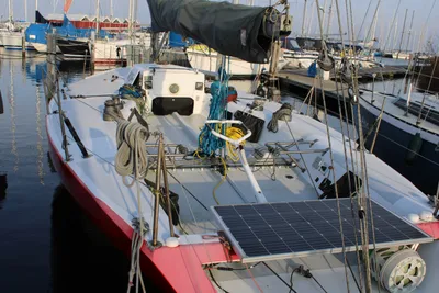zeilboot afgemeerd in jachthaven