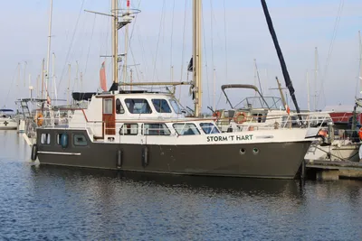 Motorsailer afgemeerd in jachthaven