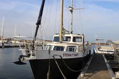 motorsailer aangemeerd in jachthaven