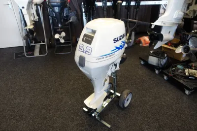 buitenboordmotor in binnenruimte