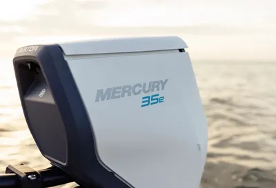 elektrische buitenboordmotor op water