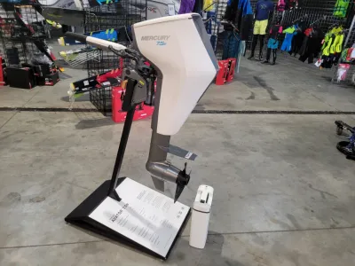 elektrische buitenboordmotor in winkel