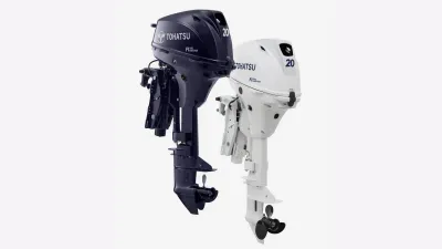 twee buitenboordmotoren op witte achtergrond