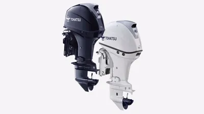 twee buitenboordmotoren op witte achtergrond