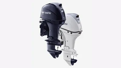 twee buitenboordmotoren op lichte achtergrond