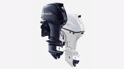 twee buitenboordmotoren op witte achtergrond