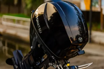 close-up buitenboordmotor bij steiger