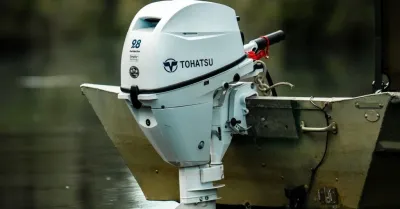 buitenboordmotor gemonteerd op kleine boot