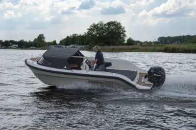 Motorboot met bestuurder op het water
