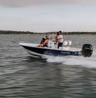 open motorboot met passagiers op het water