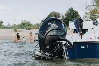 buitenboordmotor bevestigd aan boot bij strand