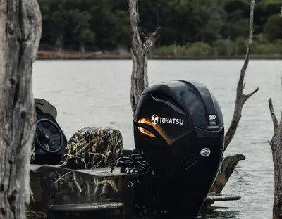 buitenboordmotor op een kleine visboot