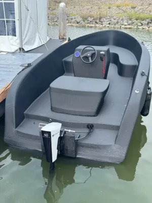 kleine zwarte sloep bij steiger