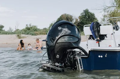 buitenboordmotor gemonteerd op boot bij strand