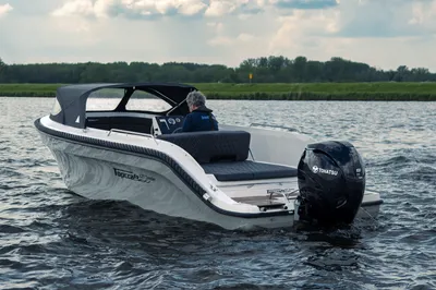 Tender met buitenboordmotor op het water