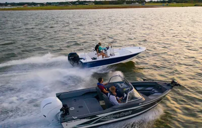 twee boten met bemanning op het water