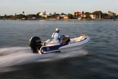 opblaasbare boot met buitenboordmotor