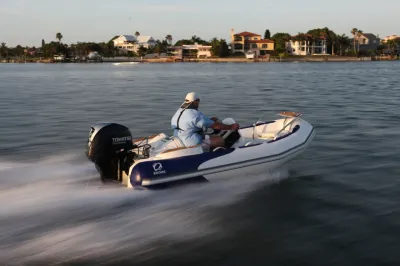 rubberboot met buitenboordmotor en bestuurder