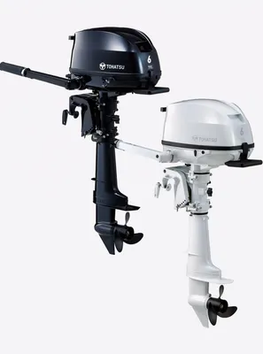 twee buitenboordmotoren op witte achtergrond