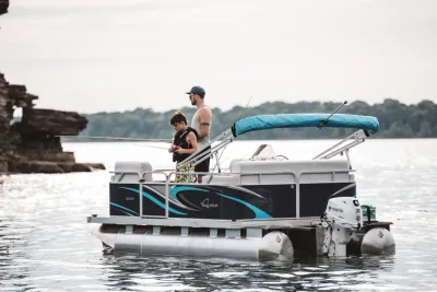 pontonboot met vissers op rustig meer