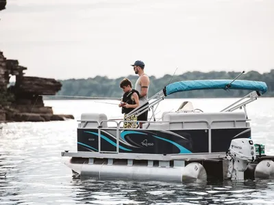 pontonboot met vissers op stil water