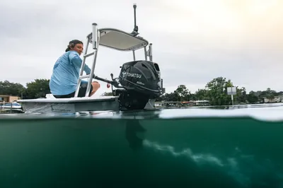 boot met buitenboordmotor en persoon