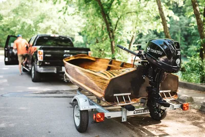 houten boot op aanhanger in bosrijke omgeving