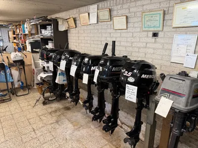 rij buitenboordmotoren in werkplaats