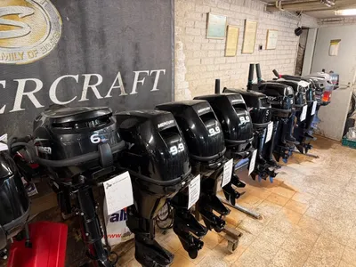 meerdere buitenboordmotoren in werkplaats