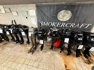 Rij buitenboordmotoren in binnenruimte