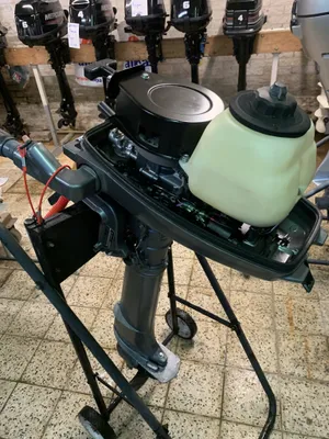 buitenboordmotor met benzinetank op standaard